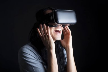 VR teknolojisi. Sanal gerçeklik kulaklığı olan genç beyaz bir adam.