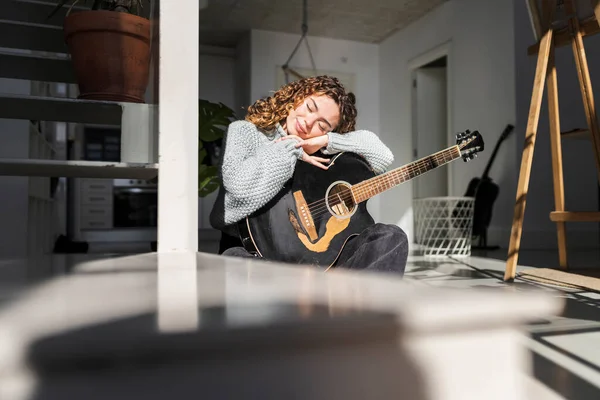 Woman Home Relaxed Sunny Day Leaning Guitar — Foto Stock
