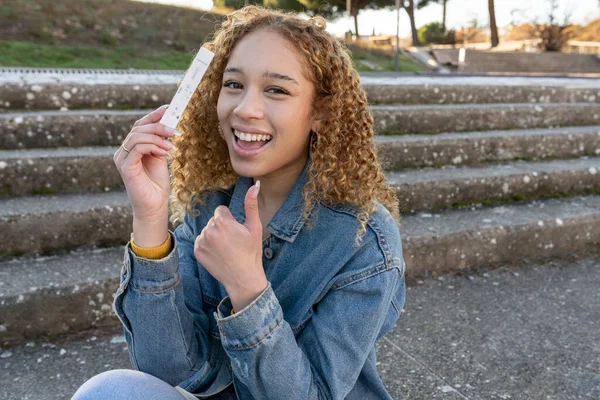 Hispanic Woman Blonde Curly Hair Happy Shows Negative Coronavirus Test — Fotografia de Stock