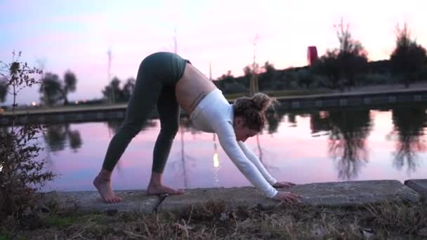 Blonde Curly Hair Woman Does Sunset Yoga Relaxation Wellness Lifestyle — Stockvideo