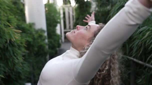 Pretty Woman Curly Hair Yoga Teacher Poses — Stockvideo