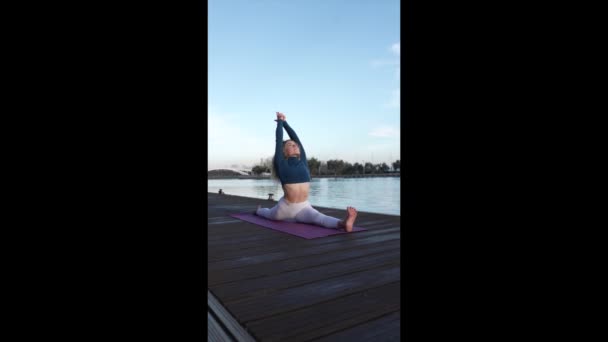 Vídeo Vertical Una Mujer Haciendo Yoga Lago — Vídeo de stock