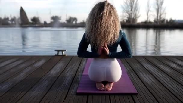 Pretty Blonde Woman Doing Yoga Sunset Lakepretty Woman Yoga Teacher — Wideo stockowe