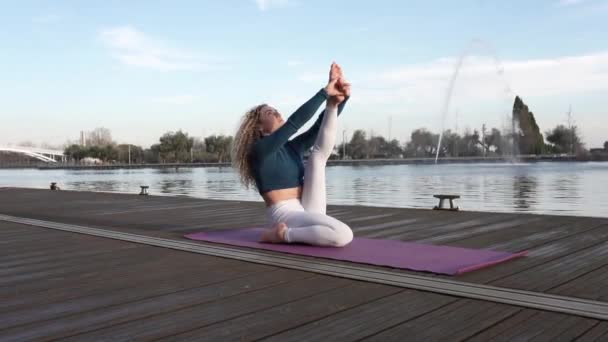 Pretty Caucasian Woman Doing Yoga Jetty — Stockvideo