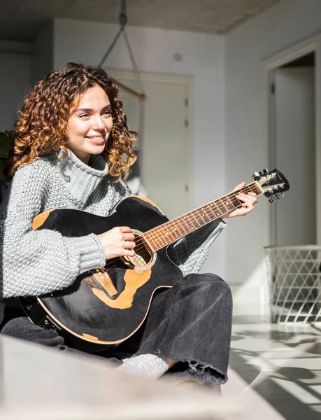 Pretty Hispanic Curly Hair Woman Playing Guitar Home — Foto Stock