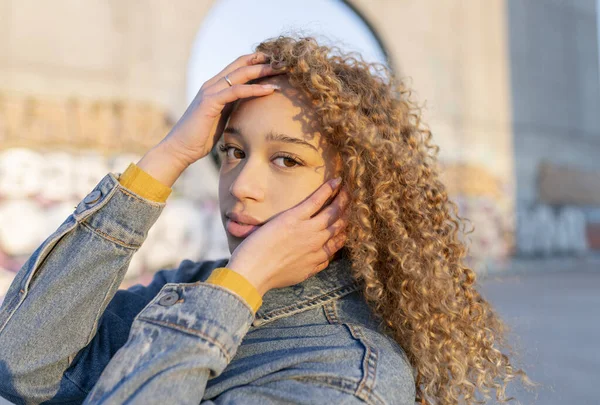 Curly Haired Woman Posing Hands Face Sunset — Foto de Stock