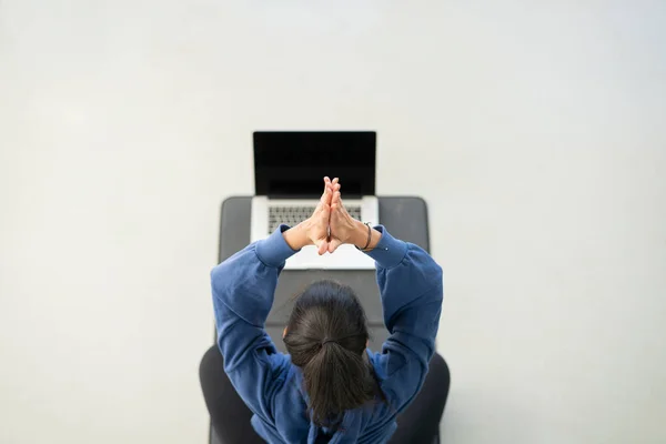 Ansicht Von Oben Frau Macht Yoga Heimischen Computer — Stockfoto