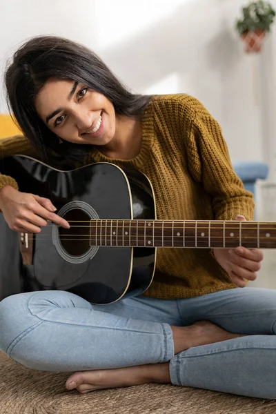 Donna Che Suona Chitarra Insegnante Indiano — Foto Stock