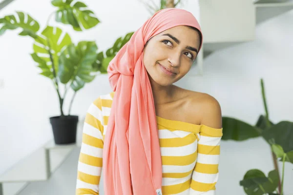 Mooie Vrouw Kanker Roze Sjaal Thuis — Stockfoto