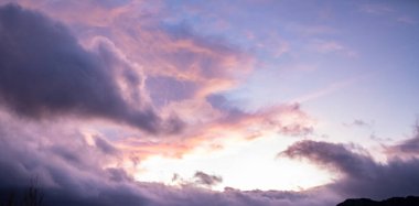 Sıcak tonlarla bulutlu günbatımı