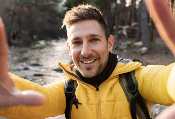Jovem Caminhante Tomando Selfie Retrato Floresta Cara Feliz Sorrindo Para — Fotografia de Stock