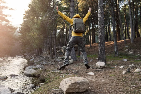 Jovem Viajante Salta Sobre Fundo Florestal Levantando Braços Para Céu — Fotografia de Stock