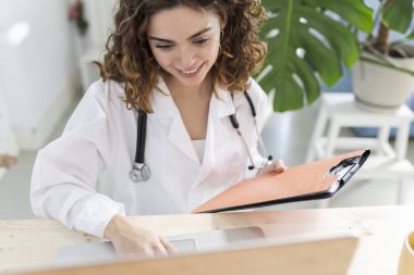 Kadın doktor hastane dizüstü bilgisayarı video çağrısı