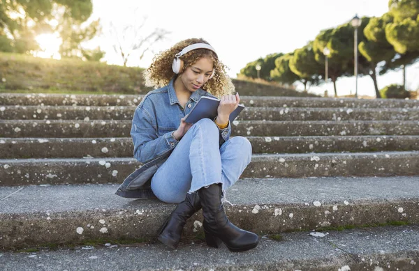 Bonita Mujer Hispana Con Pelo Rizado Parque Con Una Tableta —  Fotos de Stock