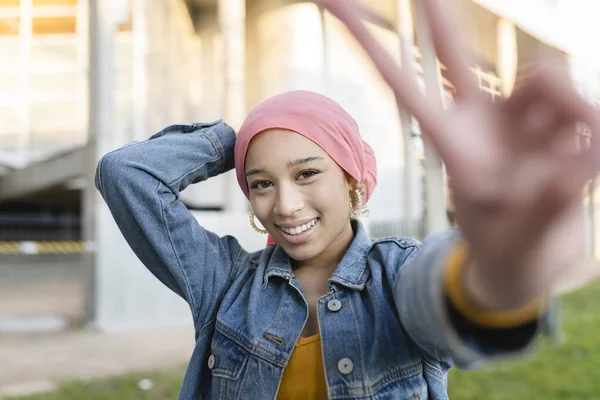 Kadın kanserle pembe bir eşarpla savaşıyor