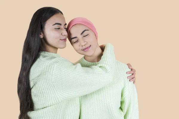 Mulheres Com Câncer Irmãs Duas Irmãs Que Amam Abraçam Uns — Fotografia de Stock