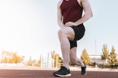 Koşu pistinde koşan bir sporcu.