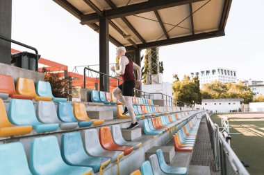 Sporcu adam antrenman yapmak için merdivenleri çıkıyor.