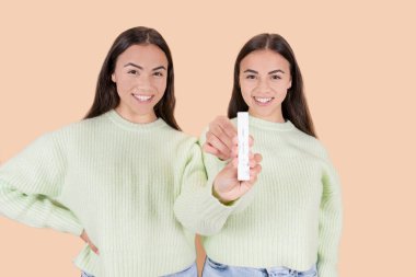 Negatif covid 19 antijen testini gösteren iki kadın.