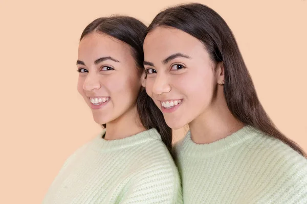 Close Duas Irmãs Gêmeas Bonitas Olhando Para Câmera Estúdio — Fotografia de Stock