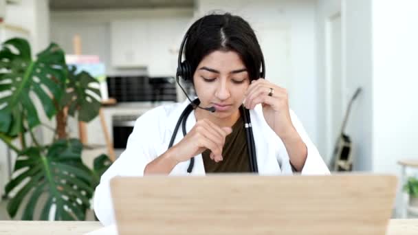 インド人女性医師とコンピュータ — ストック動画