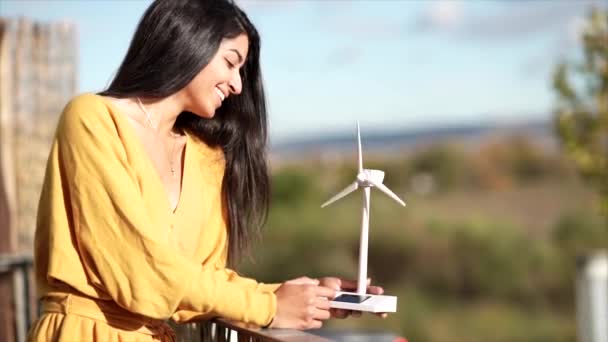 有风车太阳能的妇女 — 图库视频影像