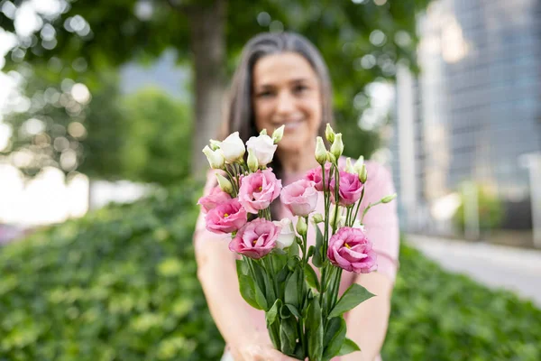 Senior Vrouw Focus Bloemen Valentijnscadeau — Stockfoto