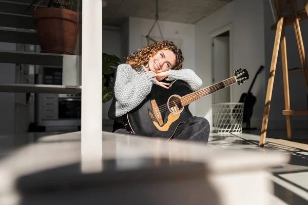 Bella Donna Fronte Sole Appoggiata Alla Chitarra Casa Tramonto — Foto Stock