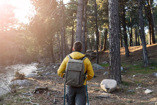 Pria Pendaki Gunung Dengan Ransel Punggungnya Alam — Stok Foto