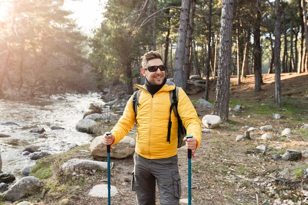 Bonito Montanhista Homem Vestindo Óculos Sol Caminhadas — Fotografia de Stock