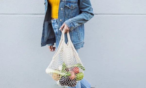 Mujer Hispana Con Pelo Rizado Con Una Bolsa Ecológica Con —  Fotos de Stock