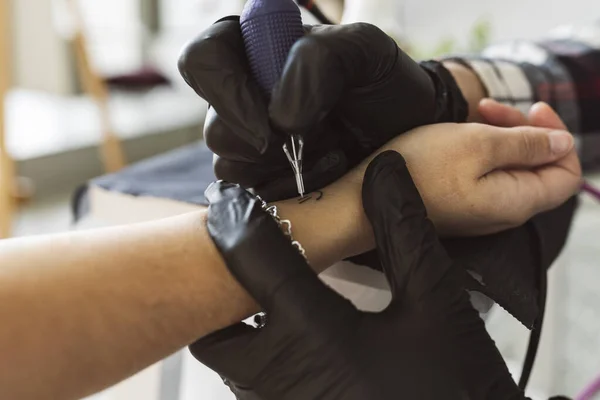 Detail Tattoo Machine Tattooing Wrist — Stock Photo, Image