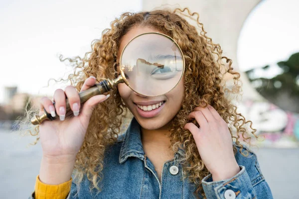 Bonita Mujer Joven Con Una Lupa Concepto Búsqueda —  Fotos de Stock