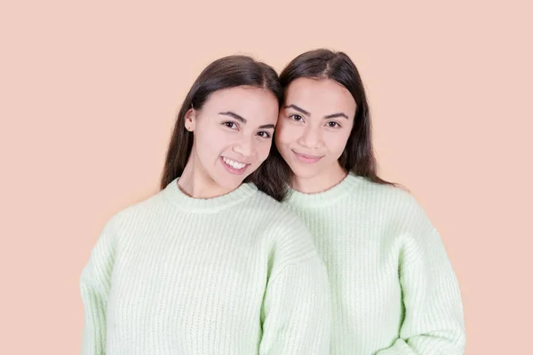 Primer Plano Dos Hermanas Gemelas Bonitas Fondo Beige —  Fotos de Stock