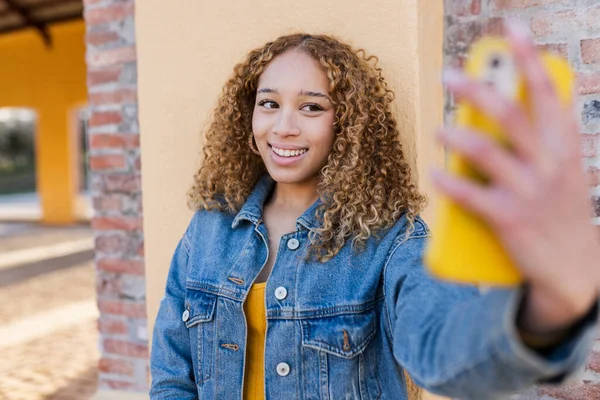 Mulher Bonita Com Cabelo Louro Encaracolado Tirar Uma Selfie — Fotografia de Stock