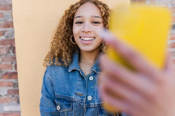 Mujer Hispana Bonita Con Pelo Rizado Tomando Fotos Con Teléfono — Foto de Stock