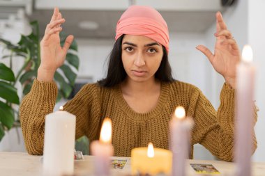 Çingene kadın evde mumlarla kart yapıyor.