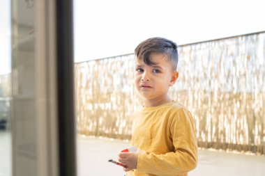 Yakışıklı İspanyol çocuk evde ağlıyor, gözyaşları içinde.