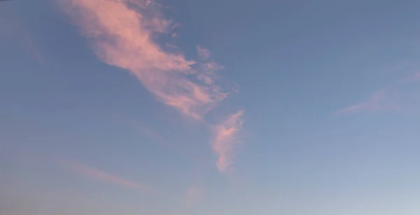 Schöner Himmel Bei Sonnenaufgang Mit Rosa Wolken — Stockfoto