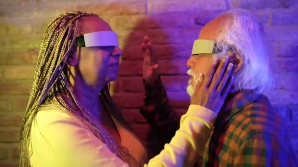 多民族の老人と女性は顔に触れる仮想現実シミュレータを使って — ストック動画