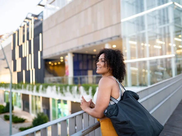 Mulher Hispânica Meia Idade Com Café Mochila Sportswear Descansando Após — Fotografia de Stock