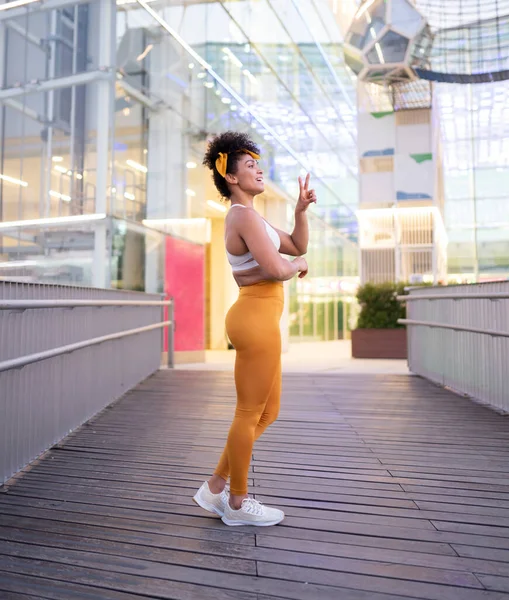 Mujer Hispana Con Pelo Rizado Usando Ropa Deportiva Ciudad — Foto de Stock