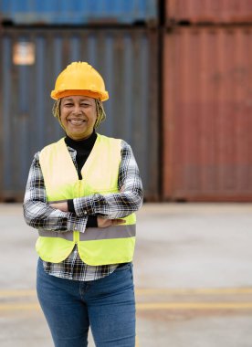 Limanda arka planda konteynırları olan yaşlı İspanyol kadın işçinin portresi