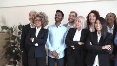 Geniş bir grup insan birlikte, çok cinsiyetli iş, farklı yaşlarda gülümsüyorlar, ofiste.