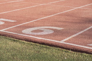 Atletik pistte 6 numaralı yavaş araba, 6 numaralı gişede..