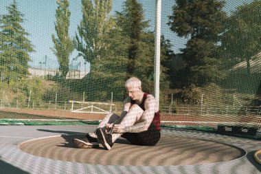 Genç Kafkas albino olimpiyat atleti ayakkabı bağcıklarını atletizm pistine bağlıyor - çeşitlilik konsepti -