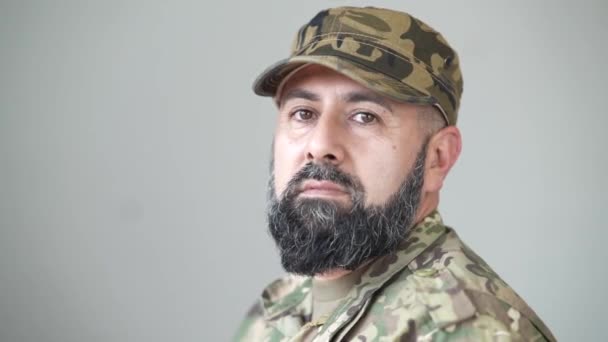 Veteraan Soldaat Gecamoufleerd Militair Uniform Kijkt Glimlachend Naar Camera Begrip — Stockvideo