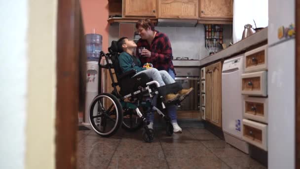 Mutter Mit Behindertem Sohn Rollstuhl Kocht Hause Und Gibt Ihm — Stockvideo