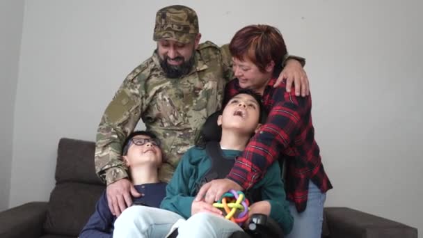 退役軍人が軍隊から戻ってきた 妻と息子は喜んで彼の家 車椅子の子供に会いました 戦時概念 — ストック動画