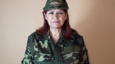 Olgun bir kadın askere yakın çekim, savaş gazisi, bej bir geçmişi var.